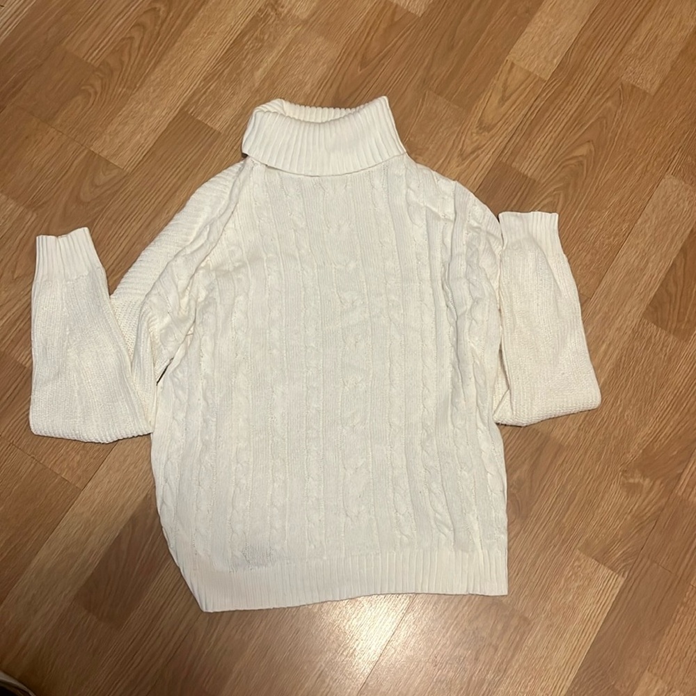 Hollister White Over-sized Turtle Neck Size XS